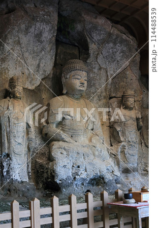 国宝臼杵石仏、ホキ石仏第二群、第一龕「阿弥陀三尊像」 国宝臼杵石仏、ホキ石仏第二群、第一龕「阿弥陀三尊像」 114488539