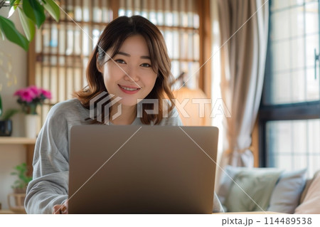 自宅でPC作業をする日本人女性（副業・起業・リモートワーク・在宅ワーク） 114489538