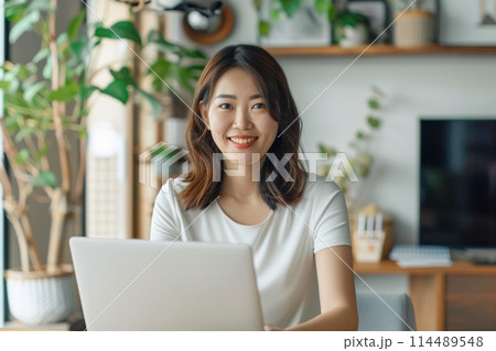 自宅でPC作業をする日本人女性(副業・起業・リモートワーク・在宅ワーク) 自宅でPC作業をする日本人女性(副業・起業・リモートワーク・在宅ワーク) 114489548