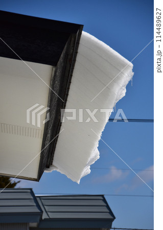 春の屋根の雪庇 114489627