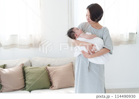 0歳の赤ちゃんを抱っこするママ 0歳の赤ちゃんを抱っこするママ 114490930