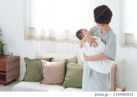 0歳の赤ちゃんを抱っこするママ 0歳の赤ちゃんを抱っこするママ 114490931