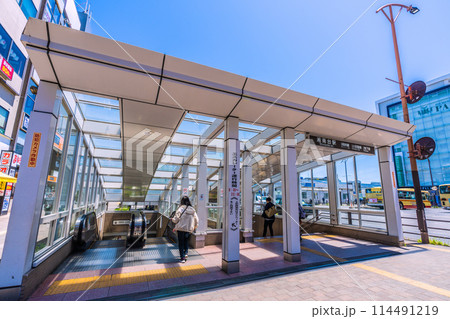 日本の藤沢都市景観 湘南台駅出入口(地下鉄・小田急・相鉄線)前などを望む。右奥に小田急湘南台駅 日本の藤沢都市景観 湘南台駅出入口(地下鉄・小田急・相鉄線)前などを望む。右奥に小田急湘南台駅 114491219