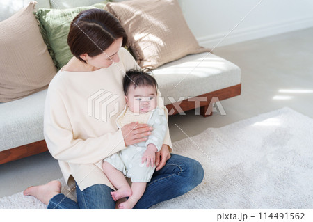 笑顔のお母さんと赤ちゃん 114491562