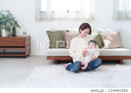 笑顔のお母さんと赤ちゃん 114491564