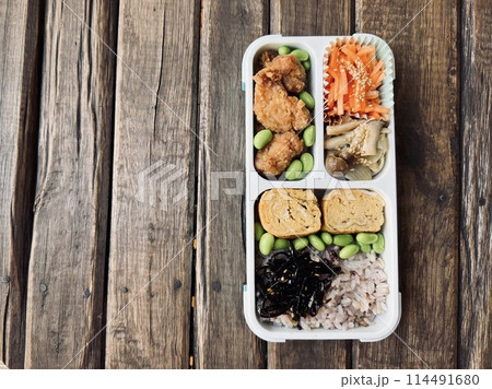 十六穀ごはんの手作りヘルシー和食弁当 114491680