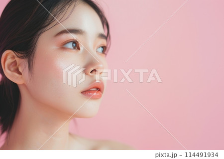 肌の綺麗な日本人女性（スキンケア・メイク・モデル・背景なし） 114491934