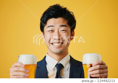ビールを持つ笑顔の日本人の男性会社員(飲み会・乾杯・歓迎会・送別会・暑気払い) ビールを持つ笑顔の日本人の男性会社員(飲み会・乾杯・歓迎会・送別会・暑気払い) 114492213