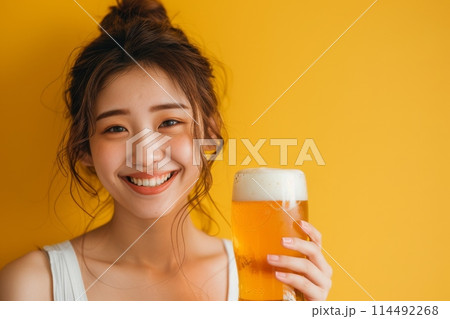 ビールを持つ笑顔の日本人女性(飲み会・女子会・乾杯・お酒・モデル) ビールを持つ笑顔の日本人女性(飲み会・女子会・乾杯・お酒・モデル) 114492268