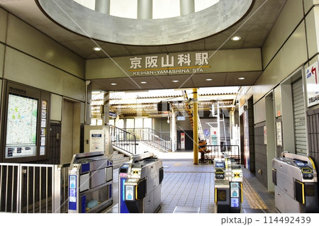 京都市 京阪電車の京阪山科駅改札口前 京都市 京阪電車の京阪山科駅改札口前 114492439