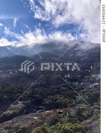 キナバル山のラバンラタ小屋から見た景色 114492643