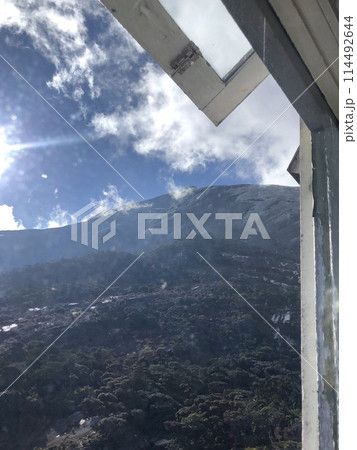 キナバル山のラバンラタ小屋の窓から見た景色 114492644