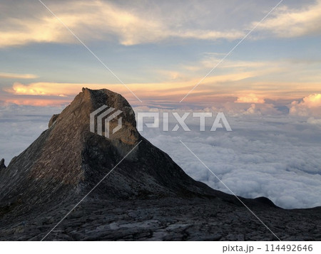 マレーシアのキナバル山の朝焼けとゴリラ岩 マレーシアのキナバル山の朝焼けとゴリラ岩 114492646