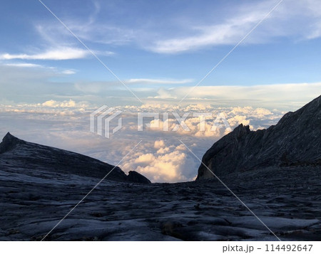 マレーシアのキナバル山の朝焼けの雲海 114492647