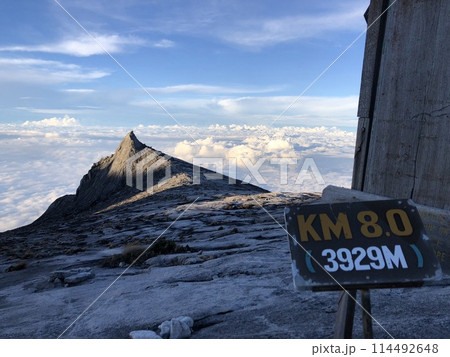 マレーシアのキナバル山の朝焼けと雲海 マレーシアのキナバル山の朝焼けと雲海 114492648
