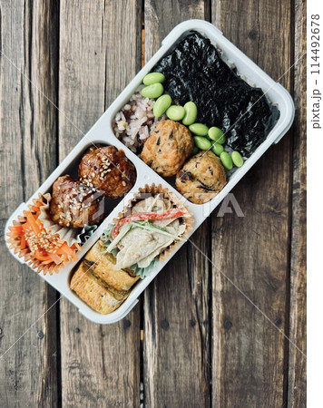 手作りのヘルシー海苔弁当 114492678