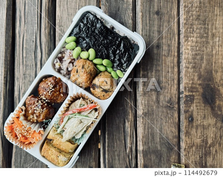 手作りのヘルシー海苔弁当 114492679