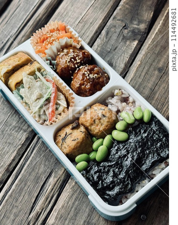 仕切り一体型弁当箱を使った手作り海苔弁当 仕切り一体型弁当箱を使った手作り海苔弁当 114492681