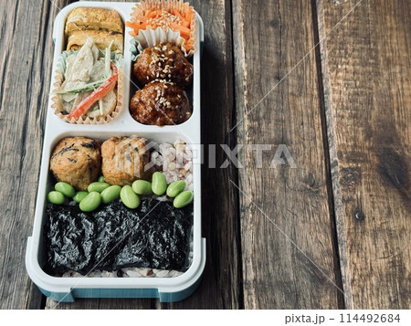 仕切り一体型弁当箱を使った手作り海苔弁当 114492684