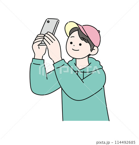 スマホで撮影する男性 114492685