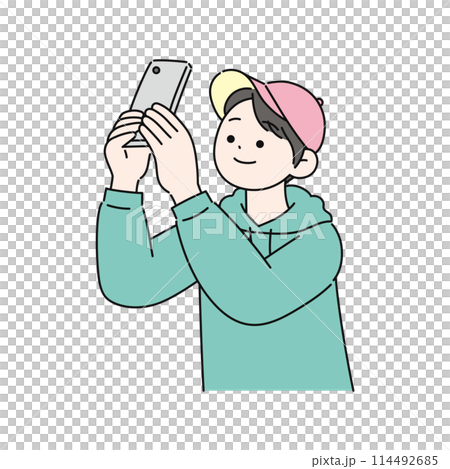 スマホで撮影する男性 114492685