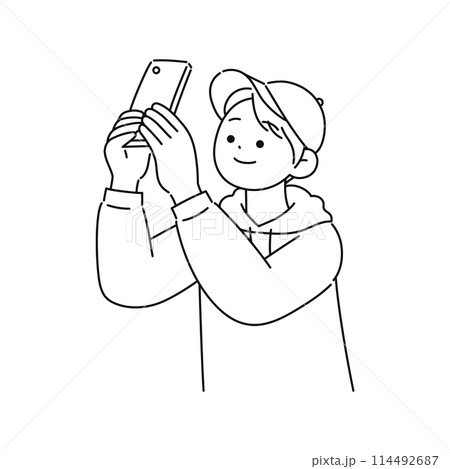 スマホで撮影する男性・線画 114492687