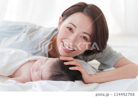 昼寝する赤ちゃんとママ 114492708