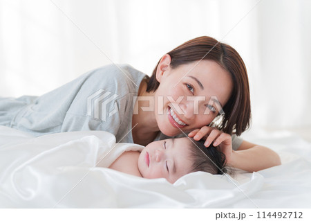 昼寝する赤ちゃんとママ 114492712