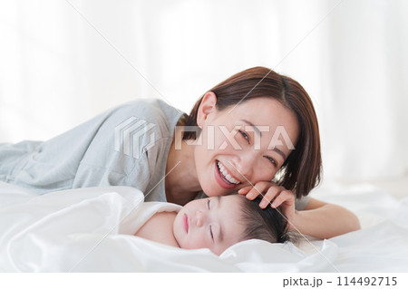 昼寝する赤ちゃんとママ 114492715