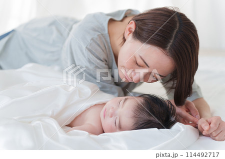 昼寝する赤ちゃんとママ 114492717