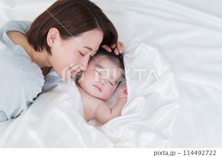 昼寝する赤ちゃんとママ 114492722