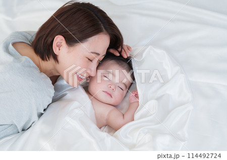 昼寝する赤ちゃんとママ 114492724