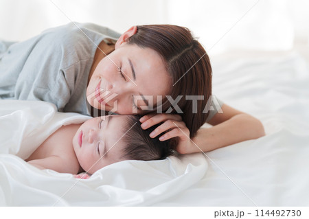 昼寝する赤ちゃんとママ 114492730
