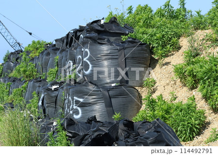 土のう積み上げで土砂崩れ防止 土のう積み上げで土砂崩れ防止 114492791