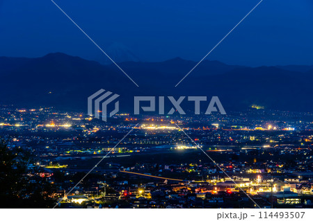 山梨県 フルーツ公園から望む富士山と街並の夜景 山梨県 フルーツ公園から望む富士山と街並の夜景 114493507