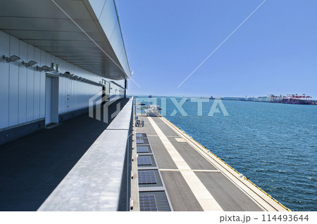 東京国際クルーズターミナル　送迎デッキからバース（岸壁）の風景 114493644