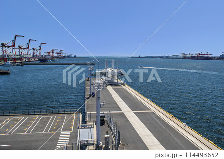 東京国際クルーズターミナル　送迎デッキからバース（岸壁）の風景 114493652