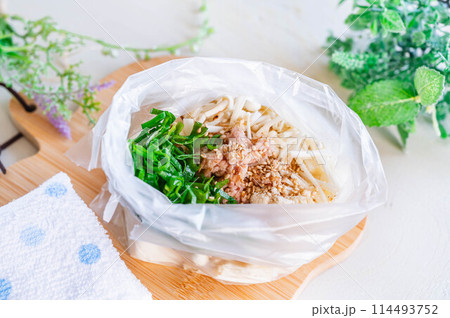 ポリ袋に入れた豆腐とツナとえのき ポリ袋に入れた豆腐とツナとえのき 114493752