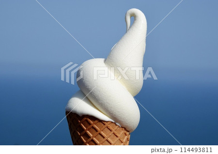 青い空と海をバックにしたソフトクリーム 青い空と海をバックにしたソフトクリーム 114493811