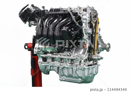 エンジンスタンドで整備中のエンジン 114494349