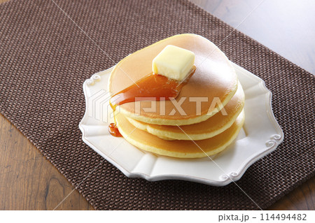 ホットケーキ3段 メイプルシロップ掛け ホットケーキ3段 メイプルシロップ掛け 114494482