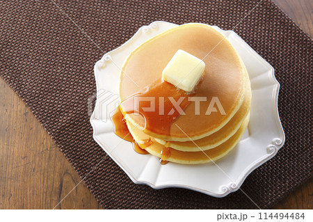 ホットケーキ3段 メイプルシロップ掛け ホットケーキ3段 メイプルシロップ掛け 114494484