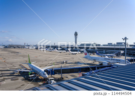中部国際空港セントレア『スカイデッキ』からの展望・エプロンで駐機する国内線旅客機 中部国際空港セントレア『スカイデッキ』からの展望・エプロンで駐機する国内線旅客機 114494504