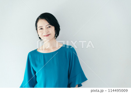 カメラ目線で微笑む女性 114495009