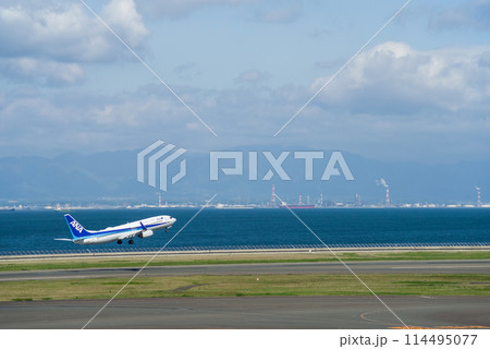 離陸する旅客機《中部国際空港セントレア》 114495077