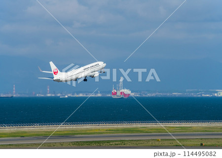離陸する旅客機《中部国際空港セントレア》 114495082