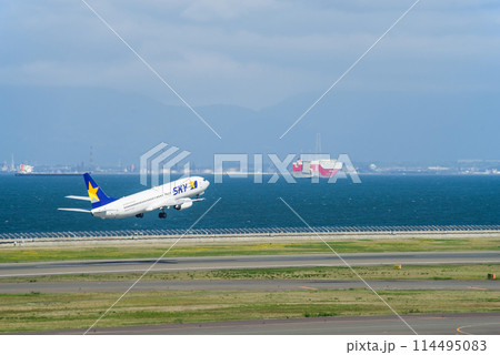 離陸する旅客機《中部国際空港セントレア》 114495083