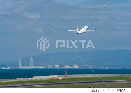 離陸する旅客機《中部国際空港セントレア》 114495084