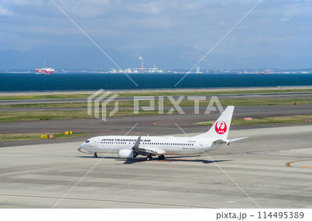 滑走路に向かう旅客機《中部国際空港セントレア》 114495389