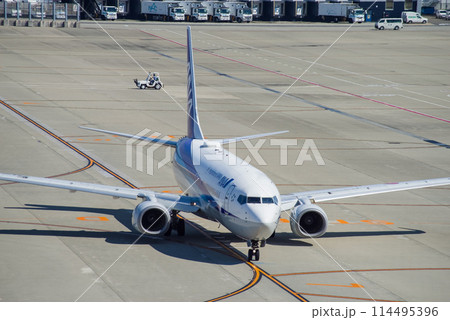 滑走路に向かう旅客機《中部国際空港セントレア》 114495396